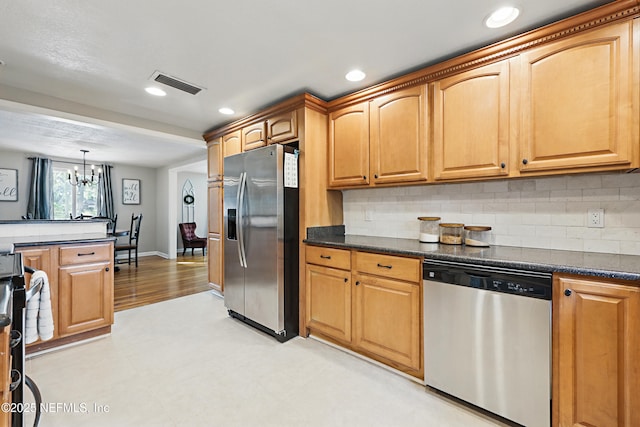 kitchen featuring visible vents, a chandelier, dark countertops, tasteful backsplash, and appliances with stainless steel finishes