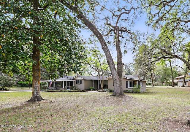 view of front of property featuring a front lawn