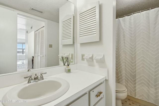 2280 Shepard St Unit 603, Jacksonville, FL 32211 - full bath with a textured ceiling, visible vents, a shower with shower curtain, toilet, and vanity