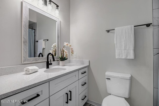 full bath with toilet, curtained shower, and vanity