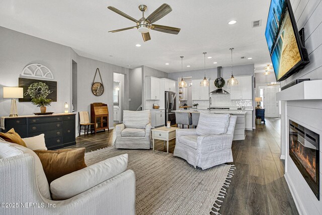 559 Willow Lake Dr, Saint Augustine, FL 32092 - living area featuring recessed lighting, dark wood-style flooring, visible vents, a glass covered fireplace, and ceiling fan