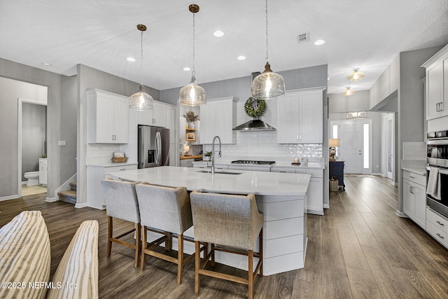 559 Willow Lake Dr, Saint Augustine, FL 32092 - kitchen with dark wood-style flooring, visible vents, appliances with stainless steel finishes, a sink, and an island with sink
