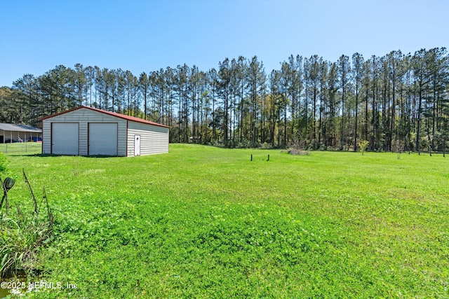view of yard with an outdoor structure and a garage