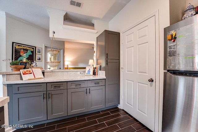 10961 Burnt Mill Rd Unit 321, Jacksonville, FL 32256 - kitchen featuring freestanding refrigerator, a peninsula, visible vents, gray cabinets, and wood tiled floor