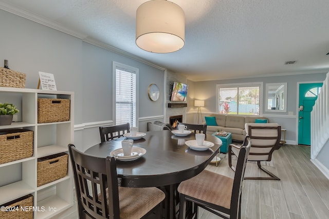 539 Upper 8th Ave S, Jacksonville Beach, FL 32250 - dining area featuring visible vents, light wood-style floors, crown molding, and plenty of natural light