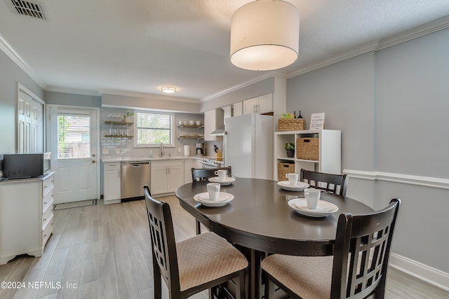 539 Upper 8th Ave S, Jacksonville Beach, FL 32250 - dining space featuring ornamental molding, baseboards, light wood-style floors, and visible vents