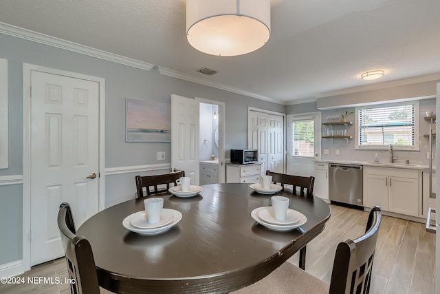 539 Upper 8th Ave S, Jacksonville Beach, FL 32250 - dining space featuring light wood-style flooring, crown molding, and visible vents