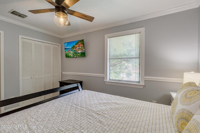 539 Upper 8th Ave S, Jacksonville Beach, FL 32250 - bedroom with visible vents, crown molding, ceiling fan, and a closet