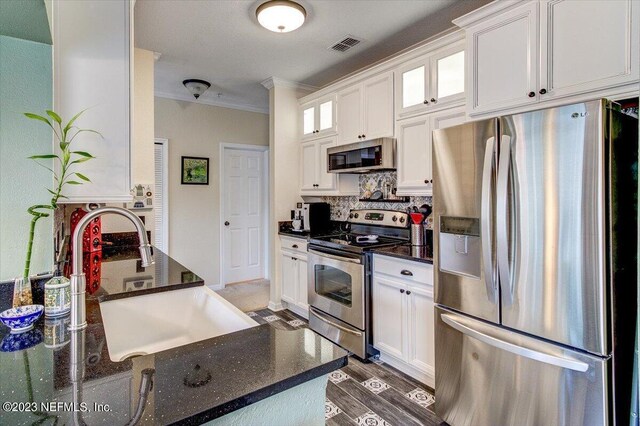 10961 Burnt Mill Rd Unit 1428, Jacksonville, FL 32256 - kitchen featuring ornamental molding, stainless steel appliances, a sink, visible vents, and white cabinets
