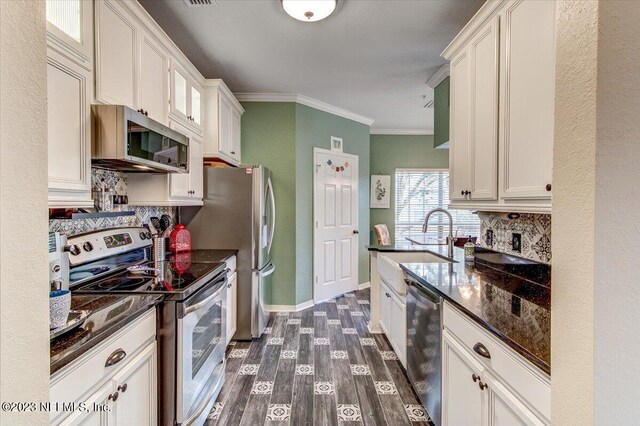 10961 Burnt Mill Rd Unit 1428, Jacksonville, FL 32256 - kitchen with crown molding, stainless steel appliances, a sink, dark wood-style floors, and backsplash