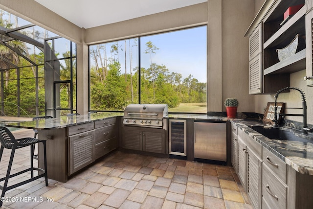 464 Deer Valley Dr, Ponte Vedra, FL 32081 - kitchen featuring a peninsula, a kitchen bar, a sink, open shelves, and fridge