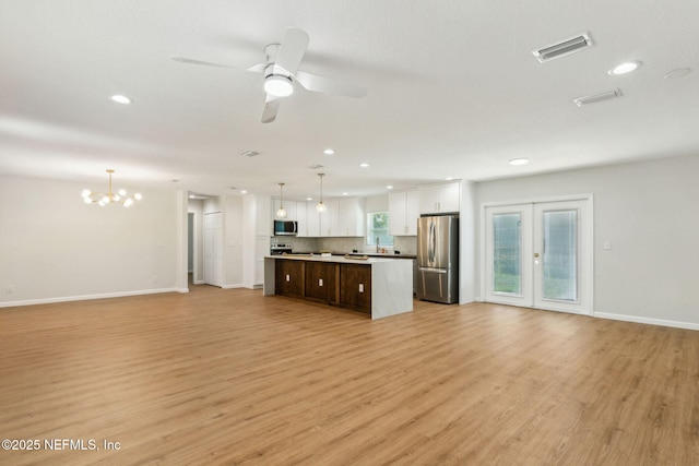 kitchen with visible vents, stainless steel appliances, a center island, open floor plan, and recessed lighting