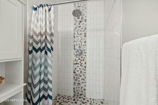 bathroom featuring tiled shower