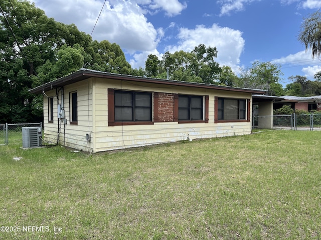 view of front facade with a front yard, fence, and cooling unit