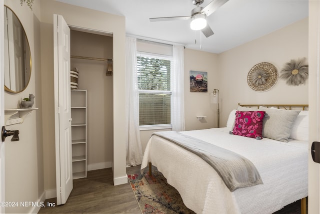 bedroom featuring baseboards, ceiling fan, wood finished floors, and a closet