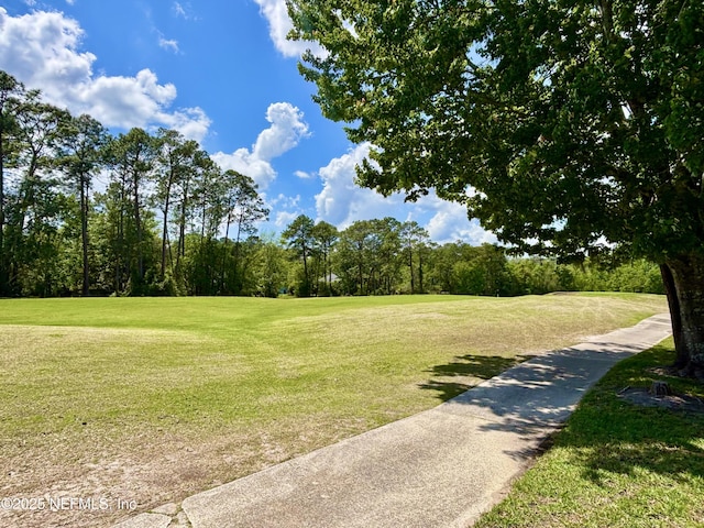 view of property's community featuring a lawn