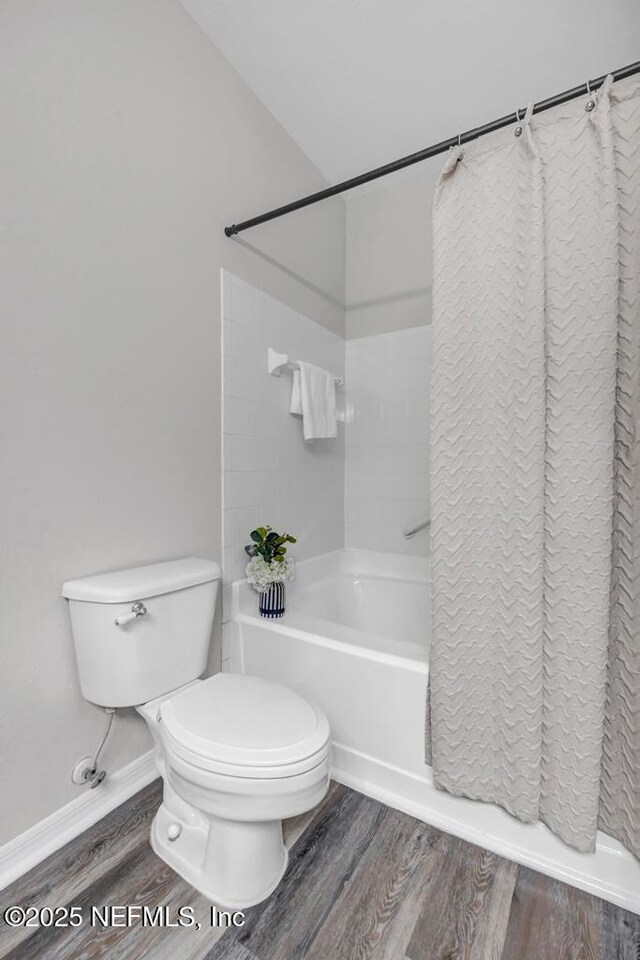 7800 Point Meadows Dr Unit 1511, Jacksonville, FL 32256 - full bath with shower / bath combination with curtain, toilet, baseboards, and wood finished floors