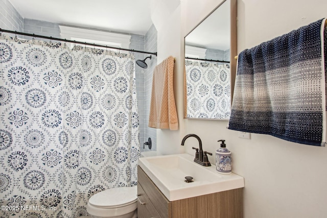 full bathroom with curtained shower, vanity, and toilet