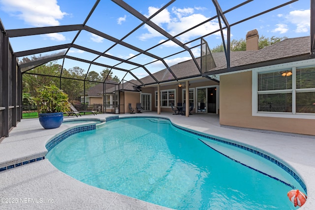 view of swimming pool with a lanai, a patio area, ceiling fan, and a pool with connected hot tub