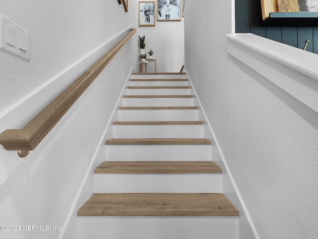 431 Crestview Dr, Ponte Vedra, FL 32081 - stairway with a textured wall