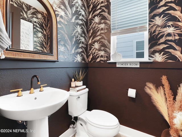 431 Crestview Dr, Ponte Vedra, FL 32081 - bathroom featuring a textured wall, toilet, and a sink
