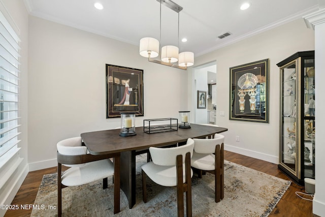 dining room featuring visible vents, baseboards, and ornamental molding