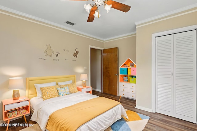 54223 Lisa Dr, Callahan, FL 32011 - bedroom with crown molding, wood finished floors, a closet, baseboards, and a ceiling fan