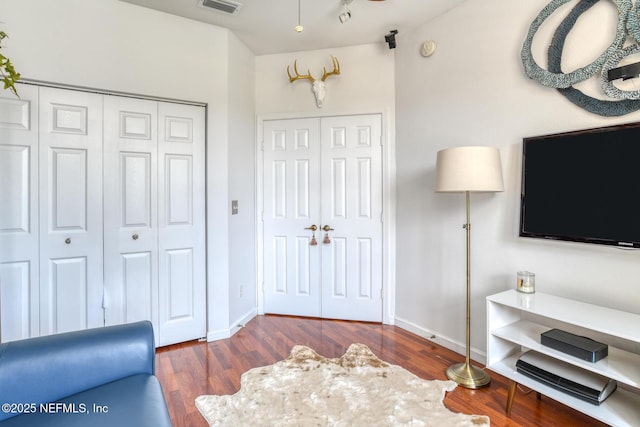 1825 Vista Cove Rd, Saint Augustine, FL 32084 - entryway featuring wood finished floors and baseboards