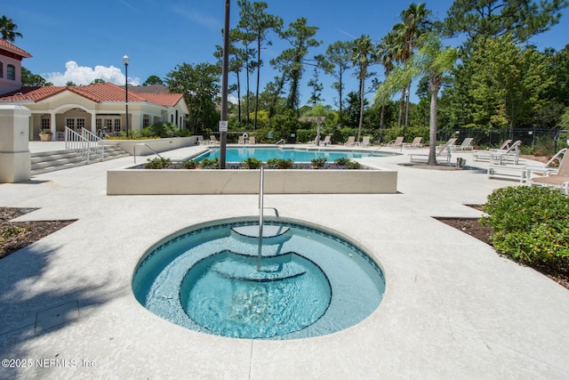 1825 Vista Cove Rd, Saint Augustine, FL 32084 - community pool with a community hot tub, a patio area, and fence
