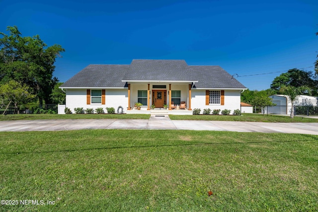 single story home with a front yard, fence, and covered porch