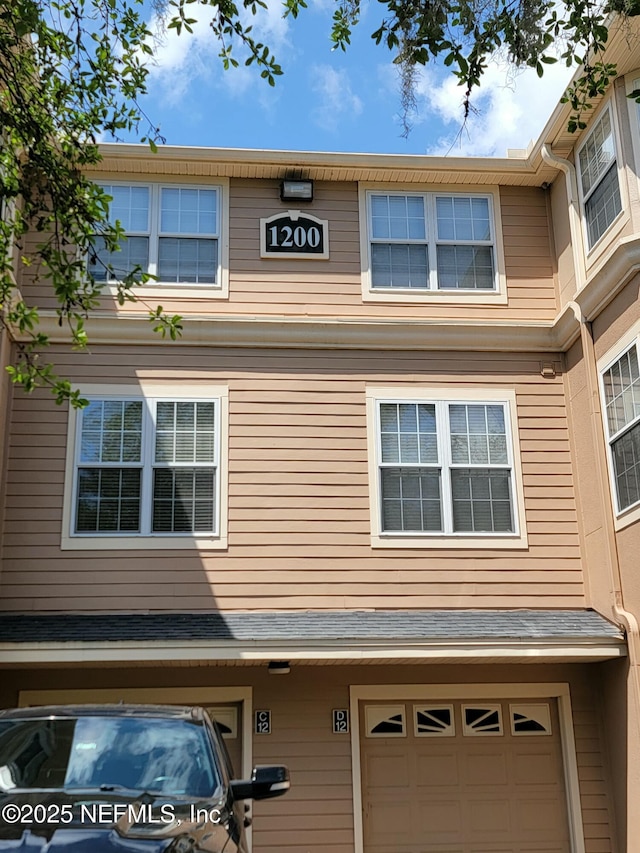 townhome / multi-family property featuring a garage