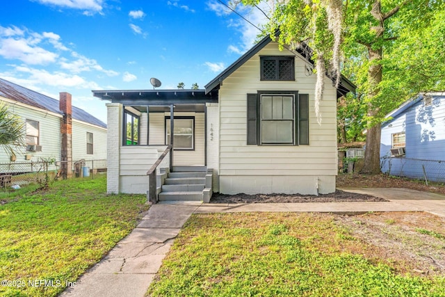 view of front of property featuring a front yard and fence