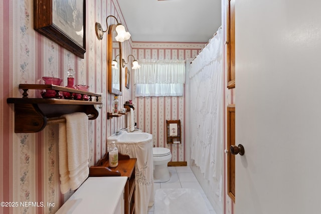 50 SE Forest St, Keystone Heights, FL 32656 - full bathroom featuring toilet, tile patterned floors, wallpapered walls, and curtained shower
