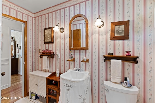 50 SE Forest St, Keystone Heights, FL 32656 - bathroom with toilet, wallpapered walls, a sink, and baseboards
