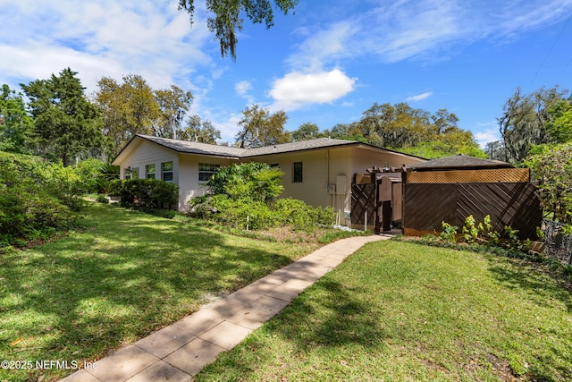 50 SE Forest St, Keystone Heights, FL 32656 - view of front facade with a front yard and a gate