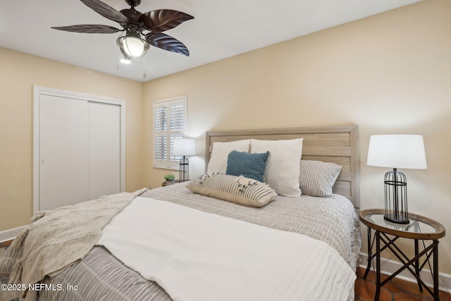 bedroom featuring baseboards, ceiling fan, and a closet