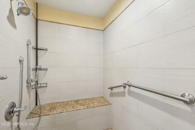 full bath with tiled shower