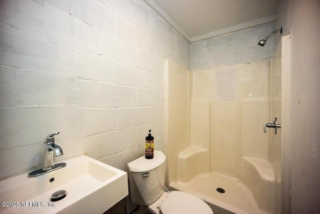 831 Ashford St, Jacksonville, FL 32208 - bathroom with a sink, a shower, toilet, and concrete block wall