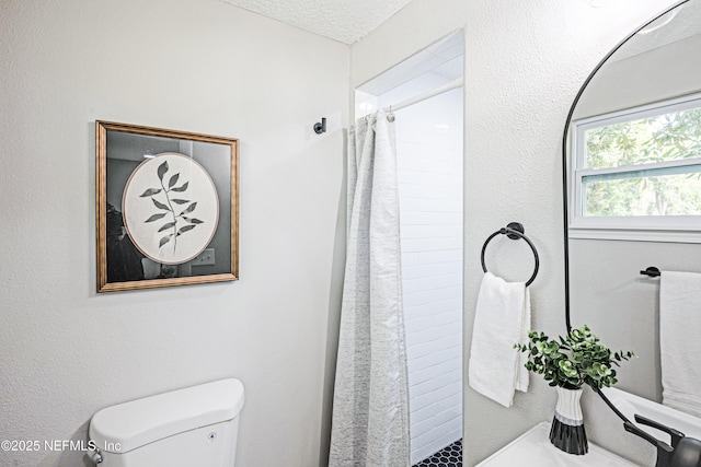 310 Capella Rd, Orange Park, FL 32073 - bathroom with a tile shower, toilet, and a textured ceiling