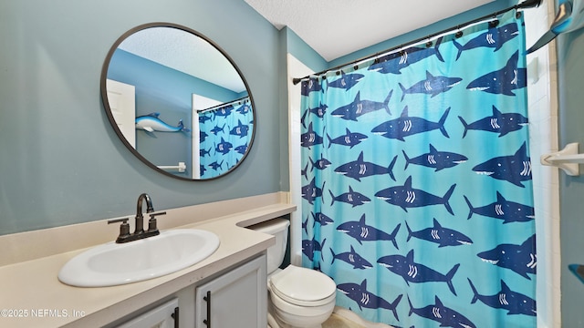 full bathroom featuring a shower with curtain, vanity, a textured ceiling, and toilet