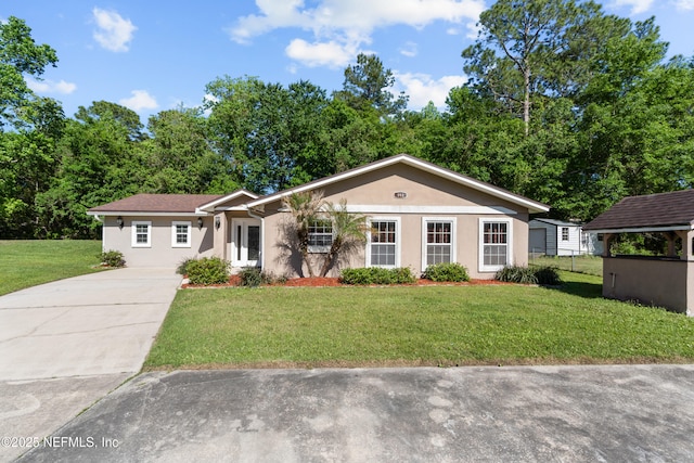 ranch-style house featuring driveway, stucco siding, and a front yard