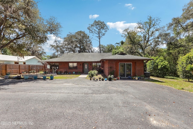 5822 Silver Sands Cir, Keystone Heights, FL 32656 - ranch-style home with fence