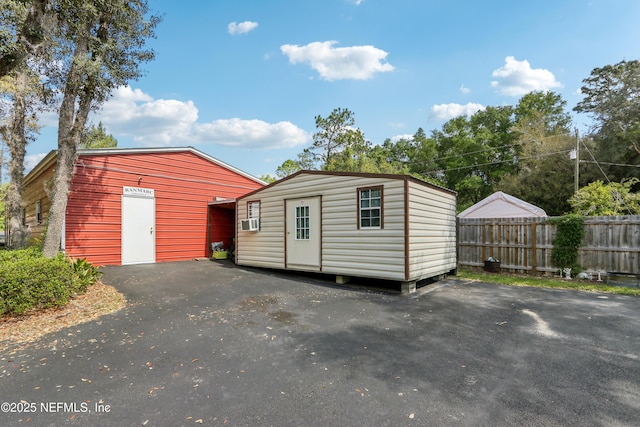 5822 Silver Sands Cir, Keystone Heights, FL 32656 - view of outdoor structure with an outdoor structure, fence, and cooling unit