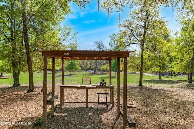 view of property's community featuring a lawn