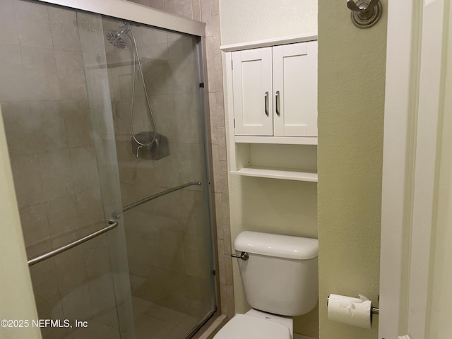 929 Seashell Ln, Ponte Vedra Beach, FL 32082 - full bath featuring toilet, a textured wall, and a stall shower