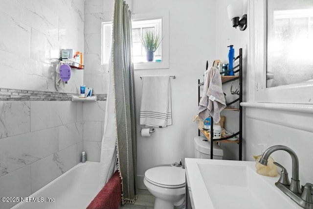 bathroom with shower / tub combo with curtain, vanity, and toilet