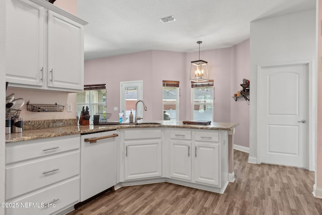 11975 Smith Pointe Ct, Jacksonville, FL 32218 - kitchen with visible vents, dishwasher, a sink, a peninsula, and light wood finished floors