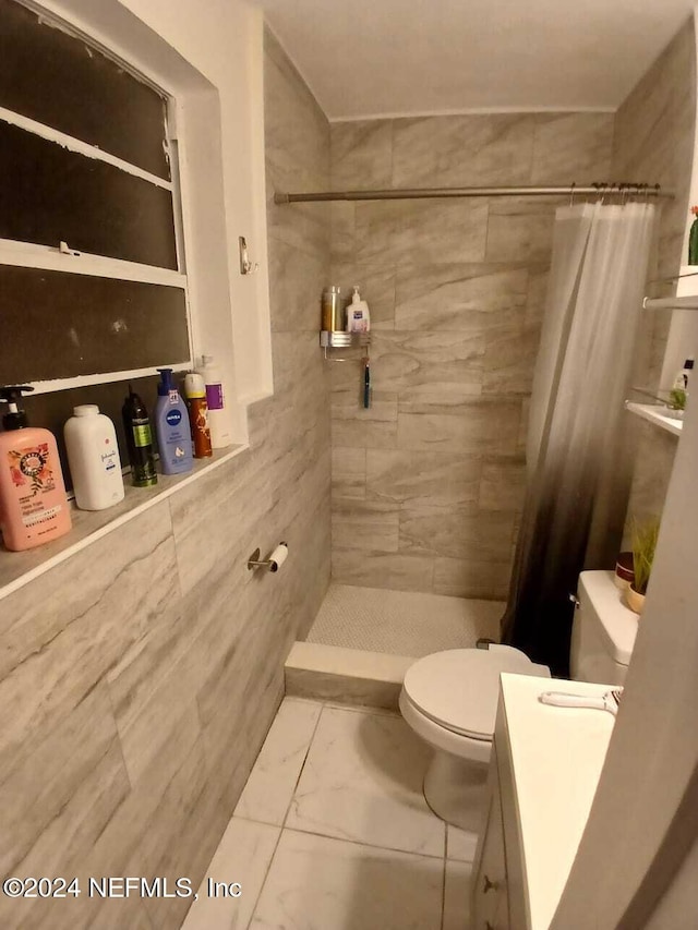4123 Piper Dr, Jacksonville, FL 32207 - bathroom with tiled shower, marble finish floor, and toilet