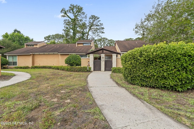 810 Sandpiper Ln, Ponte Vedra Beach, FL 32082 - view of front of property featuring a gate, stucco siding, and fence private yard