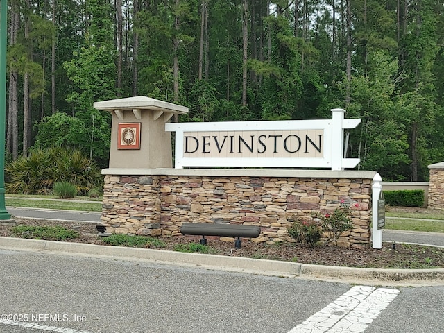 community / neighborhood sign featuring a forest view